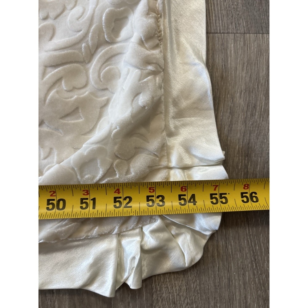 Giraffe At Home‎ Throw Blanket 41x55 Embossed Damask Silk Blend Satin Trim Cream - Picture 7 of 12